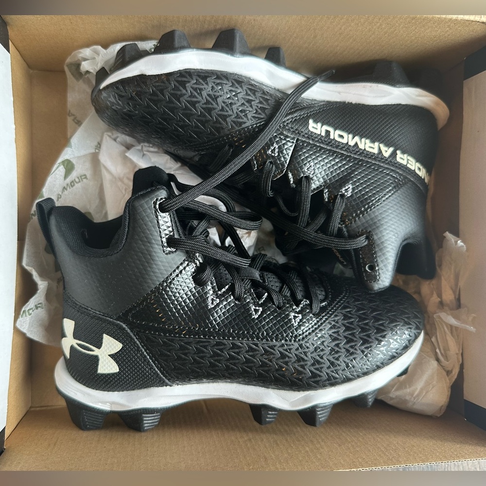 NWT New! Under Armour Hammer Mid Junior Football Cleats 3.5 wide